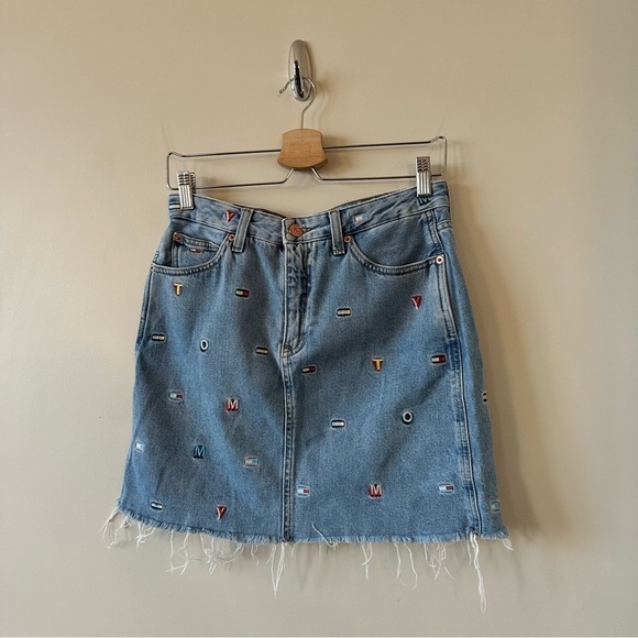TOMMY Hilfiger-90’s Inspired Logo/Spell Out Back Tag Raw Hem Skirt (Size:26) - Picture 6 of 10